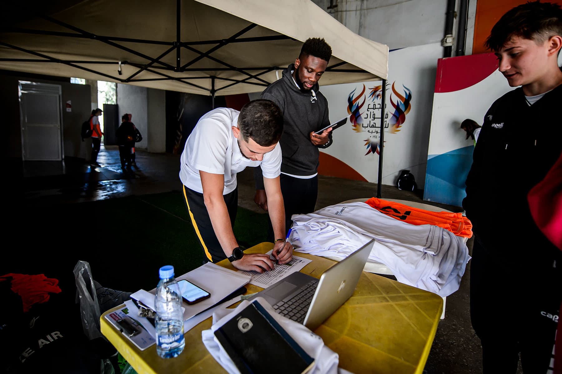 Joueur s'enregistrant à l'accueil d'un showcase FSE