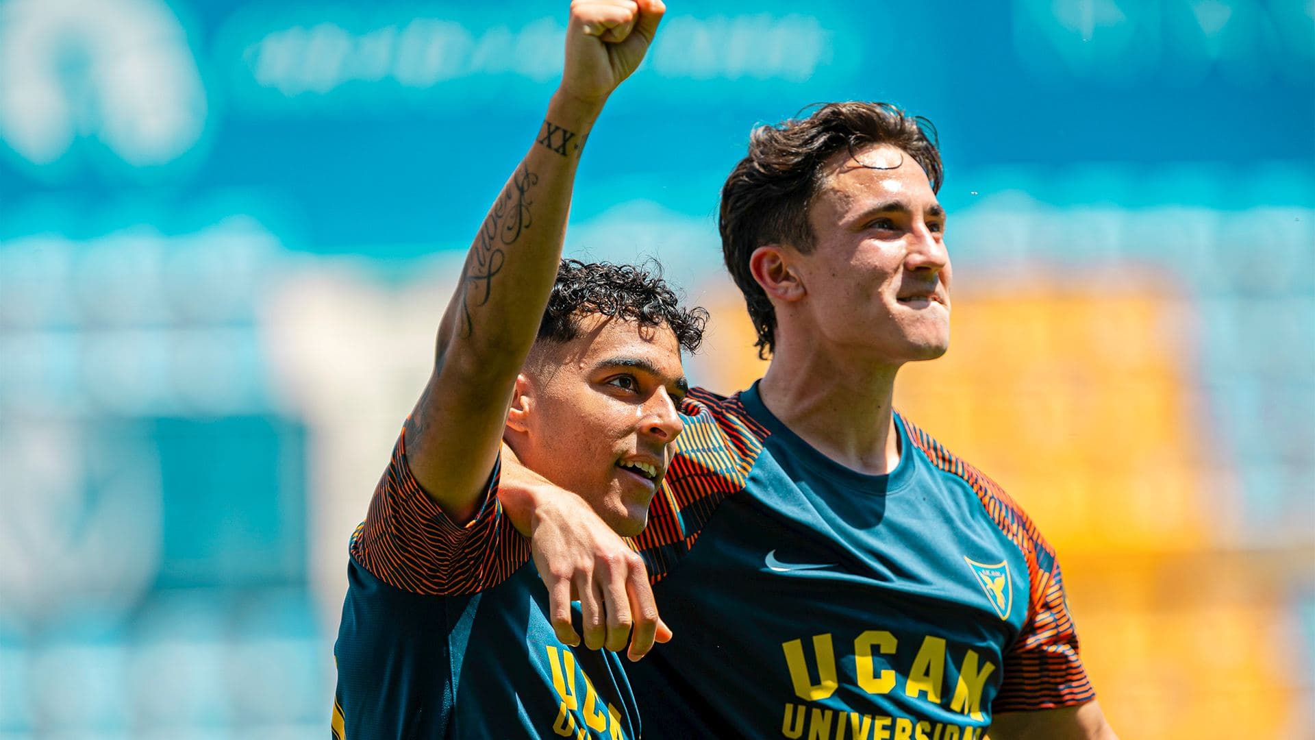 Deux joueurs UCAM célèbrent un but, poing levé